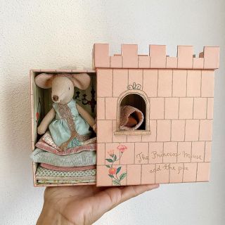 Vstúpte do rozprávky … 🏰 Víta Vás PRINCEZNÁ NA HRÁŠKU 👸🏻🫛 Rozprávkový svet rozkošných myšiek značky MAILEG Vašim detičkám...