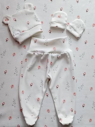 Dojčenský set 3 v 1 "Ružičkový sen" Dojčenský set čiapka, dupačky a rukavičky je vhodný už do pôrodnice. 📸 🏥 Jemný...