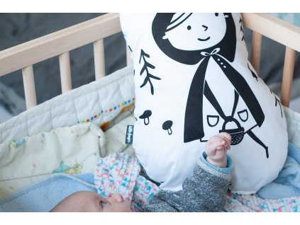 Kontrastní polštář s Karkulkou