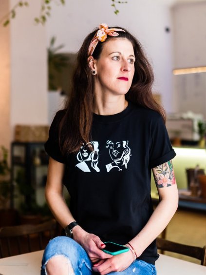 Žena v černém kojicím tričku s ilustrací Same same, but different