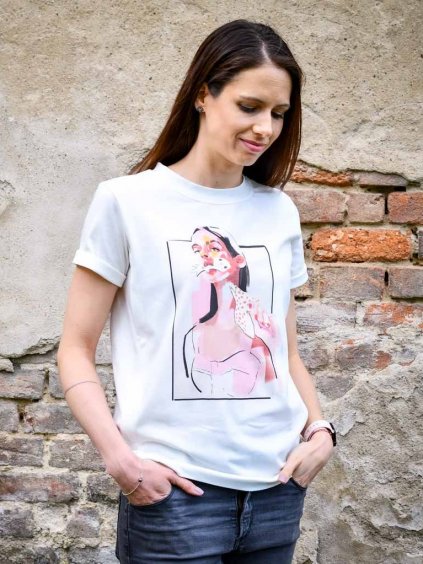 Žena v bílém kojicícm tričku s ilustrací Mozzy