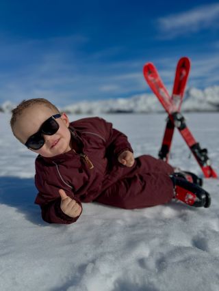 Pohoda po lyžovačce❄️☀️ Věděli jste, že sníh odráží až 80 % UV záření? 😎 Proto je důležité chránit dětské oči i v zimě —...