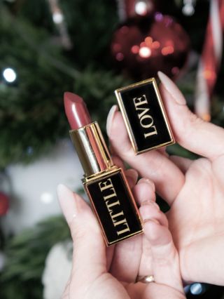 Vánoce jsou o tichu, péči a lásce. Přejeme vám ty nejkrásnější svátky. 🤍 Little Love ✨ #littlelovecosmetics