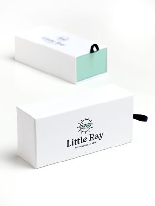 Tahle boží krabička s brýlemi, obalem a čisticím hadříkem může být už brzy tvoje. No není to lákavá nabídka?☀️ #staytuned...