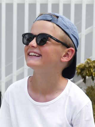 Slunce svítí, smích zní a den je hned krásnější!💛 #littleray #sunglasses #sunglassesforkids #slunecnibryle #deti