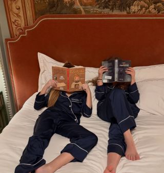 Pyžamová party v Paříži.🥳 Kolekce Shiny ve všech barvách i pro vaše malé-velké slečny ✨ Poznámka k objednávce stačí. Jen...