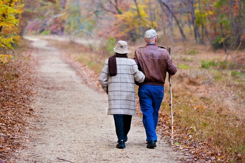 Důchodci na procházce