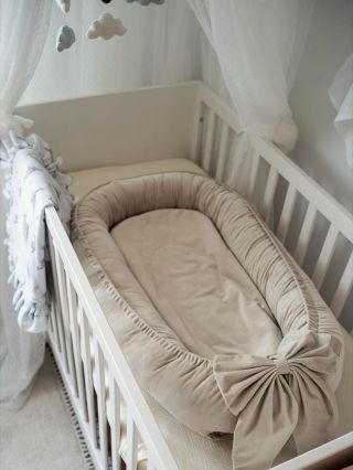 Čistý,jemný dizajn pre tie najkrajšie sny ✨🤎 https://www.littlesweetie.sk/hniezdo-pre-babatko-glam-bez-volanov-bezova/...