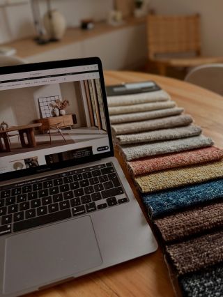 🎨 Víte, že každý produkt z naší nabídky může mít úplně jinou tvář? Kolekce, které nabízíme, se vyrábějí v široké škále...