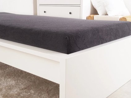 Antracitové froté prostěradlo EXCLUSIVE 70x140 cm – měkké a pohodlné pro dětskou postýlku
