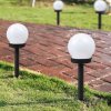 Solární LED lampy LUMI rozmístěné podél zahradní cesty dodávají vašemu exteriéru styl