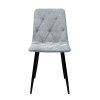 Stylová židle NAOMI s jemným potahem a elegantním prošíváním, ve světle šedé barvě.
