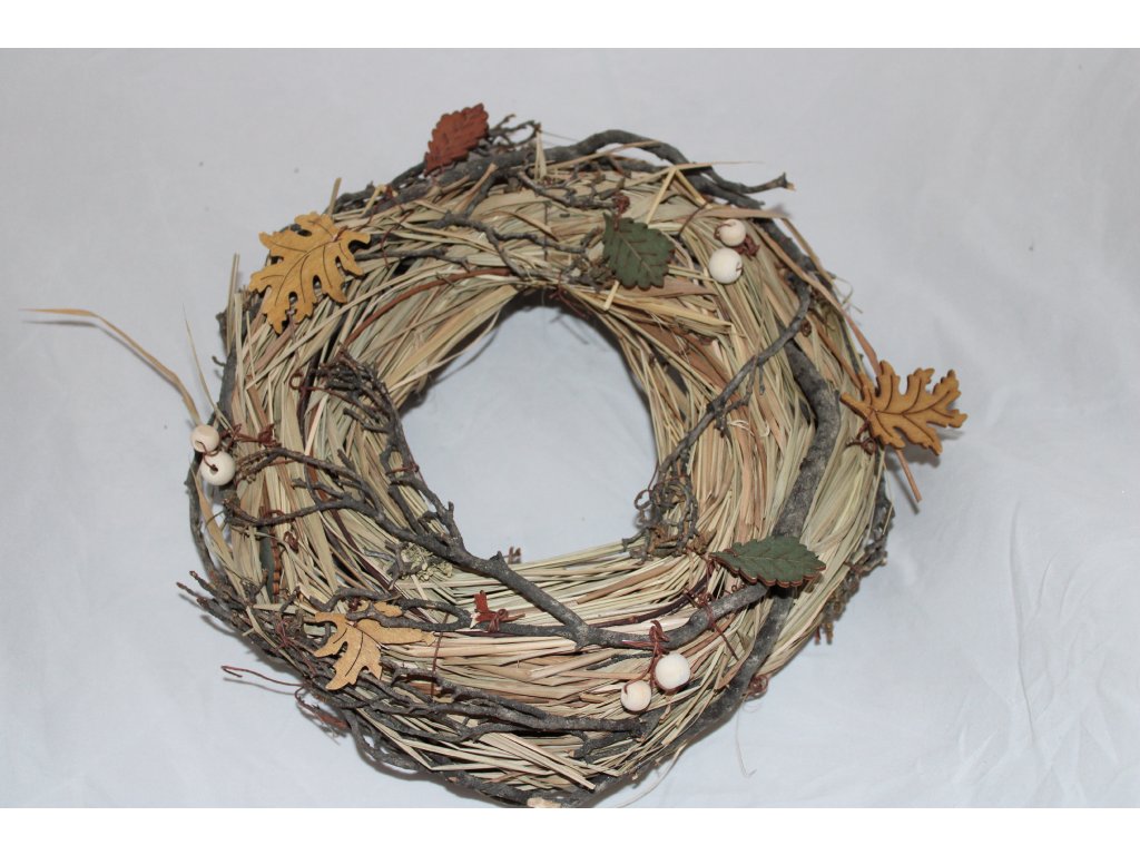 Podzimní věnec s lístky ze sena – přírodní krása pro vaše dveře i domov