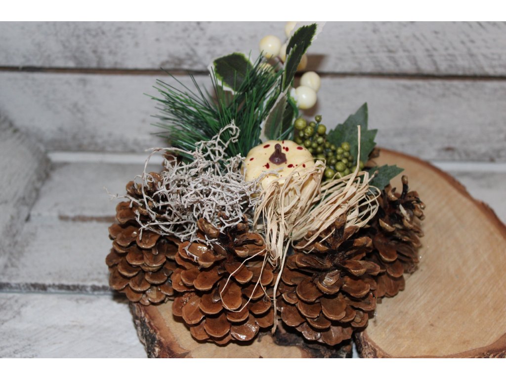 Podzimní dekorace z šišek a umělých květin – bílé a zelené tóny