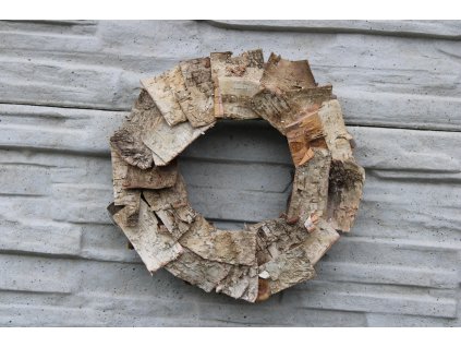Dřevěný věnec s březovou kůrou – přírodní dekorace pro celý rok