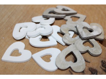 Dřevěná dekorace ve tvaru srdce – šedá a bílá, 3 × 3 cm