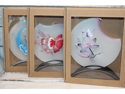 Svíčka ve stojánku s motýlem nebo váškou