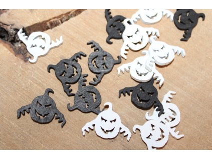 Dřevěná strašidla  v černé a bílé barvě