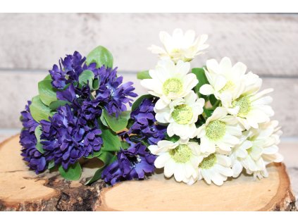 Umělé chrpy ve svazku – romantický dotek venkova