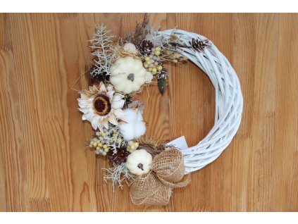 Ručně vyráběný podzimní věnec se slunečnicemi a dýněmi