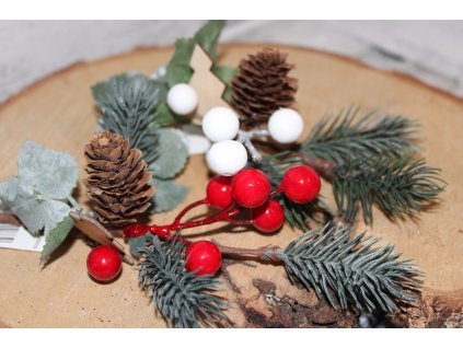 Větvička se zeleným jehličím, bobulemi a dřevěným stromkem
