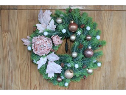 Zimní věnec z umělého jehličí – v jemných elegantních tónech
