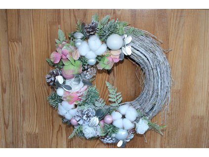Věnec z přírodního proutí – bílé provedení s bavlníkem a šiškami