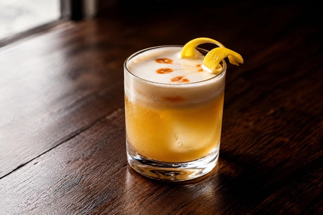 Whisky Sour s vaječným bílkem, bitters a citronovou kůrou