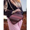 Pruhovaná crossbody kabelka na zips