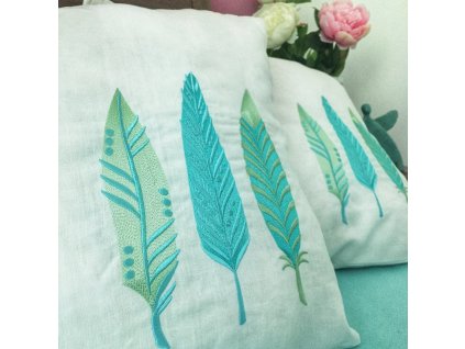 lněný vyšívaný polštář peříčka