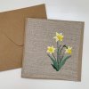 jarní přání kraftový papír výšivka narcis
