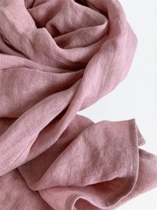 Božsky jemný, 100% lněný. Takový je tento maxi šál. v kouzelné starorůžové. Nenahraditelný parťák, kterého využiješ v...