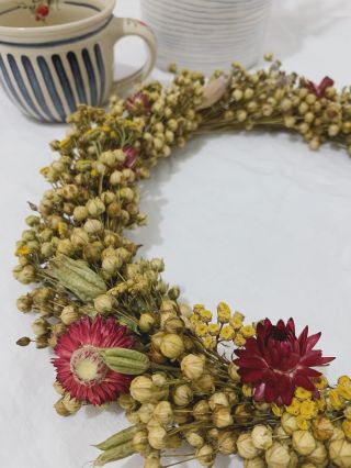 Věnečky Tyto drobnější trvanlivé věnečky jsou kouzelným doplňkem dekorací na příborníku, odkládacím stolku nebo klidně na...