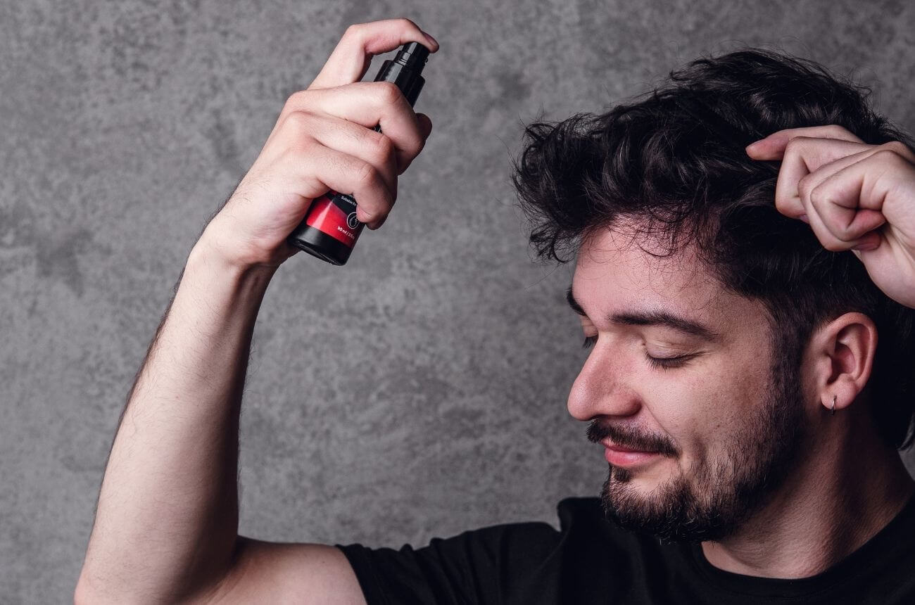 Strašák jménem pleš: Co padání vlasů opravdu znamená a jak mu říct stop