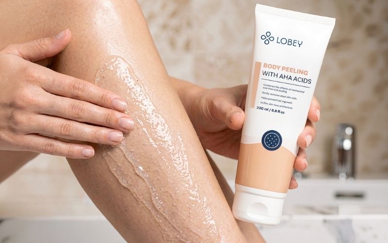 Tělový peeling proti zarostlým chloupkům a jahodovým nohám