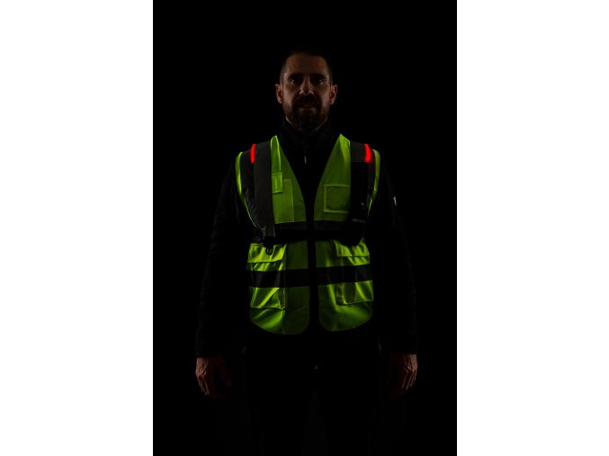 WorkerwithEquiRayHDvest front