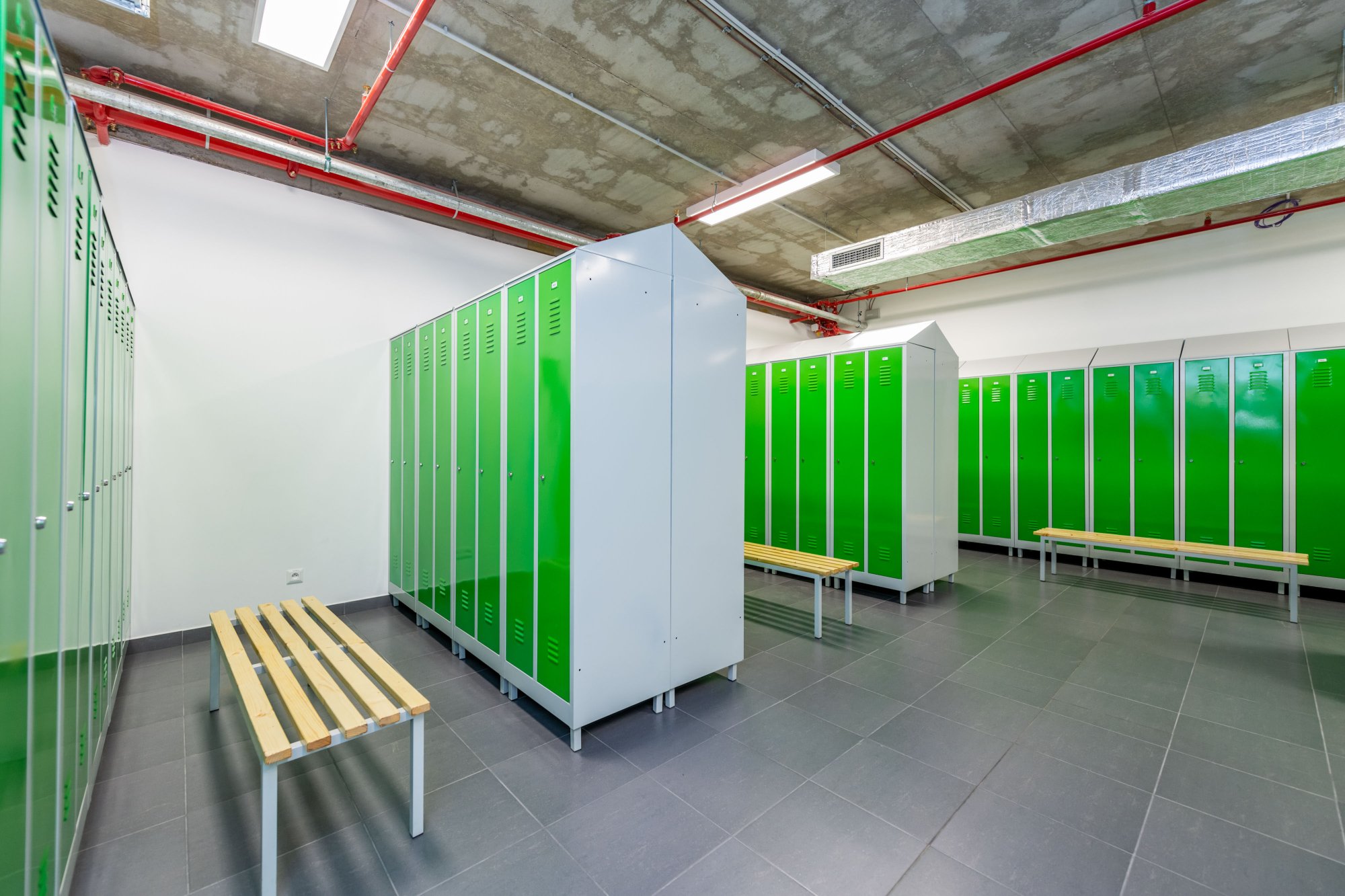 Smart Wood Slovakia - šatňové skrinky vo farbe firemnej identity