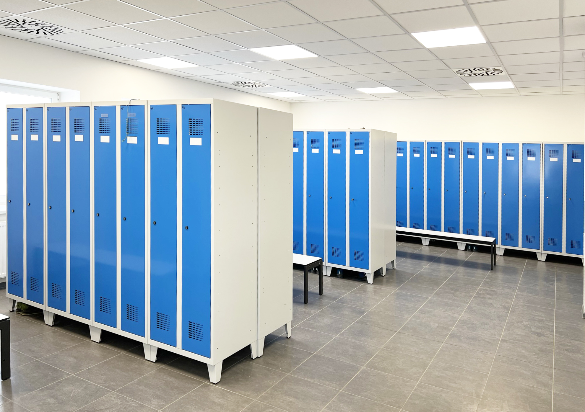 Šatňa nie je len šatňa. Je to zrkadlo firemnej kultúry.