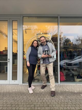 Telefon zvoní. „Paní vedoucí, jste v krámu?“ Pokaždé mi s humorem přiřazuje tuto hodnost. „Jsem.“ Kde jinde bych asi byla....