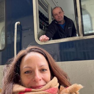 Locopřátelství a jedna velká náhoda 👀🚂 Stojím na peróně u nás v Klánovicích. Je neděle. Mrzne. Nikde ani noha. Na tabuli...