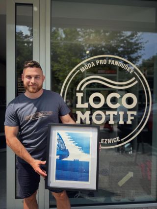 Koupili jsme si do krámu obraz. Ale ne tak ledajaký. Železniční most pod Vyšehradem. Autorem obrazu je Jakub Mikuláštík....