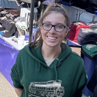 Loučíme se s Terkou 👋 Byla s námi pět let. Za tu dobu poskládala desetitisíce triček a mikin, připravila asi sto stánků a...