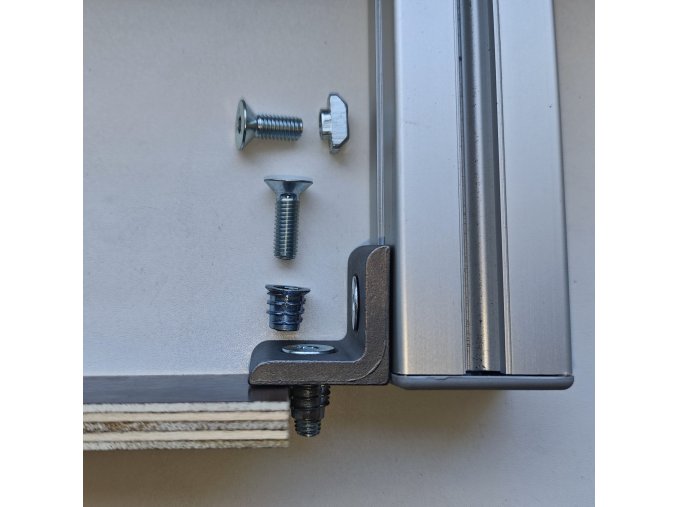 Kotvení k podlaze přes úhelníkovou spojku sestava (2)