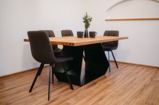 Drží všechno pevně… i tvůj pocit, že už nemáš hlad. 😅 Elegantní design a praktická funkčnost v jednom, to je stůl Fenor....