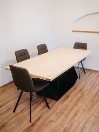 Drží všechno pevně… i tvůj pocit, že už nemáš hlad. 😅 Elegantní design a praktická funkčnost v jednom, to je stůl Fenor....