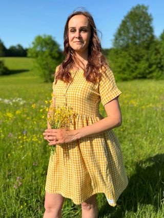 Mušelínové šaty Adele v krátké variantě ve žluté kostičce.💛 Modelka měří 183cm 😊 #leto #ceskaznacka #pomalamoda...