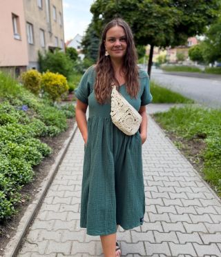 Cestou na trh .. 😁 Na sobě mám mušelínové Adele v lesní zelené a naši háčkovanou ledvinku. ❤️ Náušnice jsou od @yesmonite...