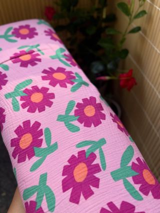 Dneska mi dorazila tato mušelínová LIMITKA. 🌸 Vyjdou z ní pouze čtyři nebo pět kousků. Rádi z ní ušijeme: šaty Adele, top...