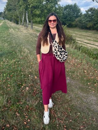 Co říkáte na tenhle outfit? ❤️ Je komplet Loka – Basic triko s dlouhým rukávem, vesta Anita, mušelínová sukně Mia a...