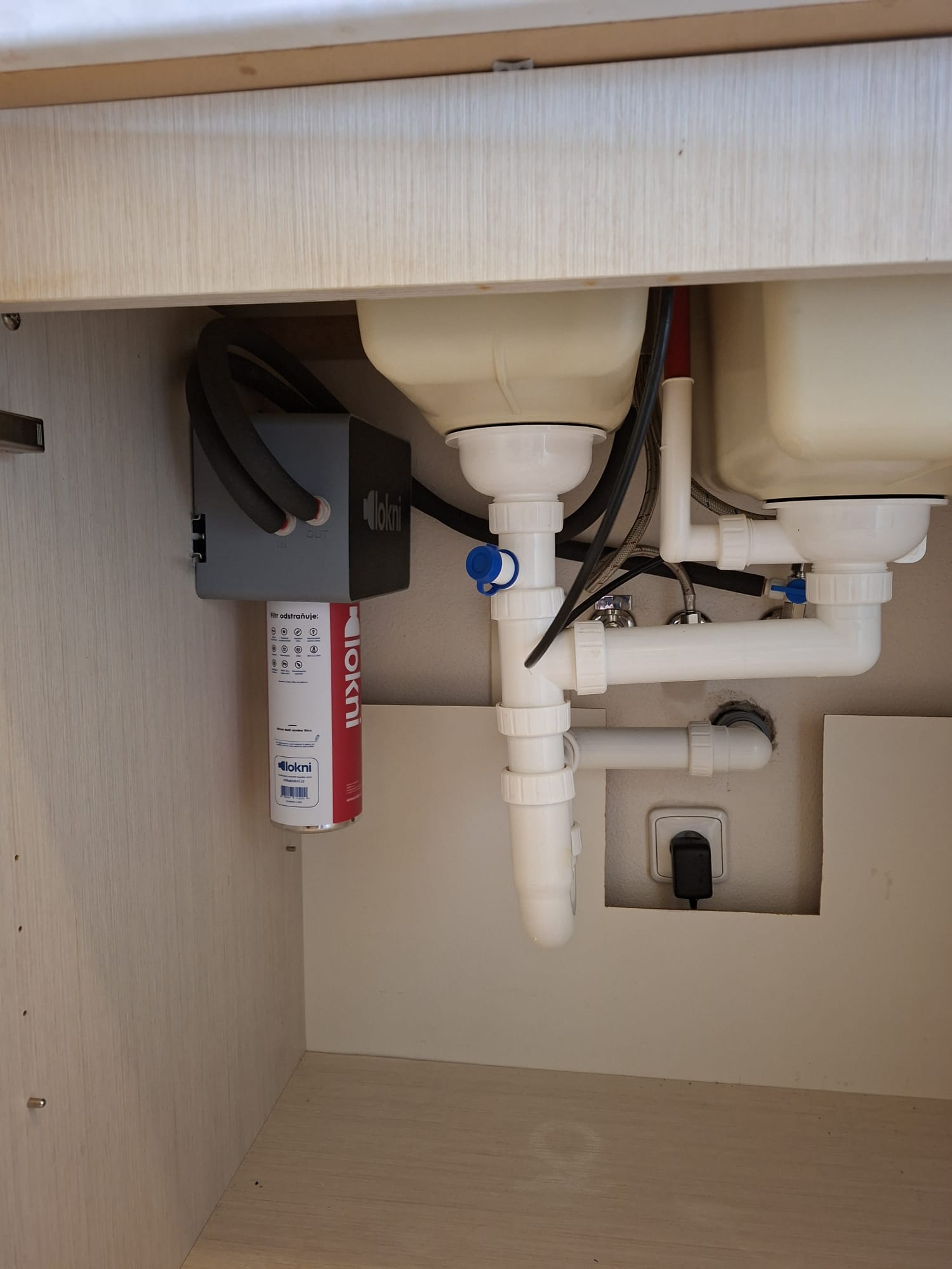 Instalace filtru LOKNI PFAS pod kuchyňskou linkou